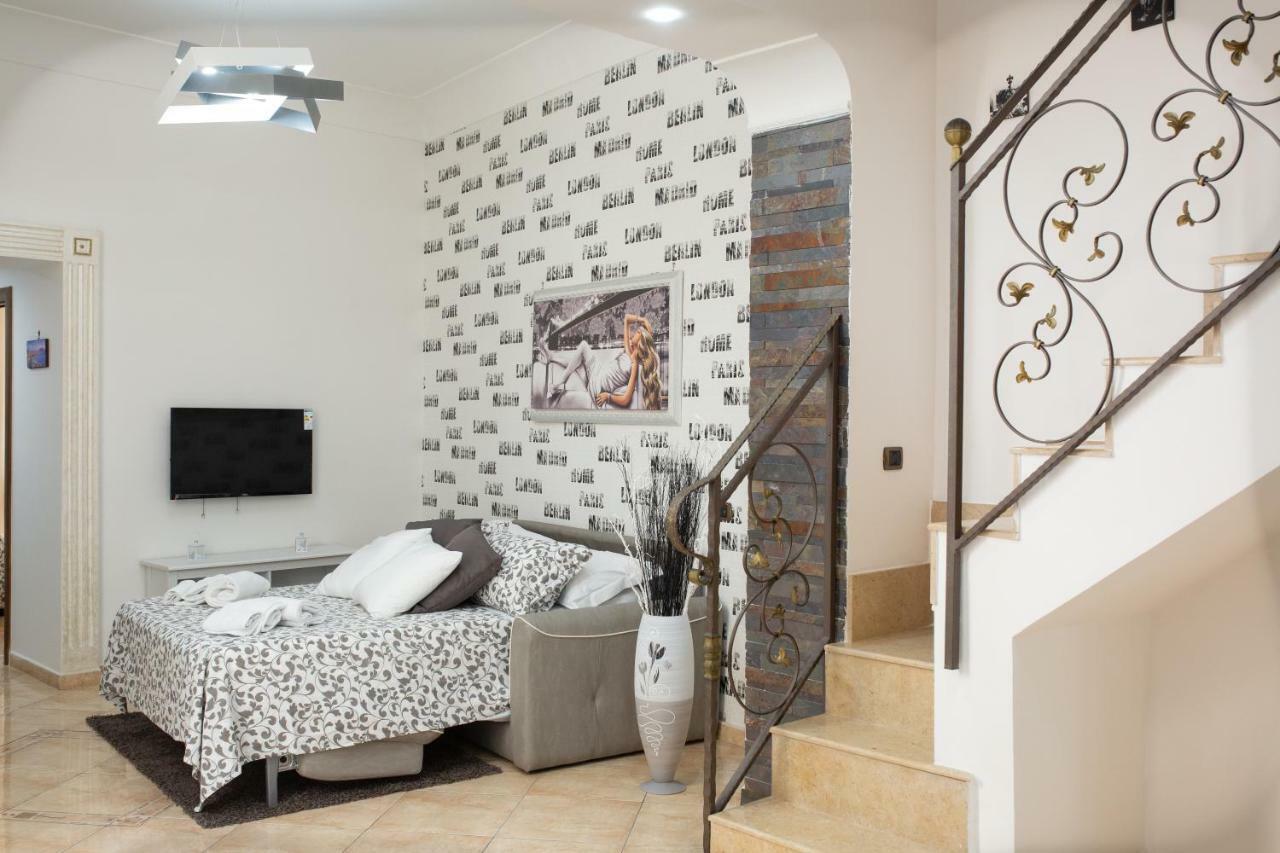 Dimora De Curtis Apartment Napoli Bagian luar foto