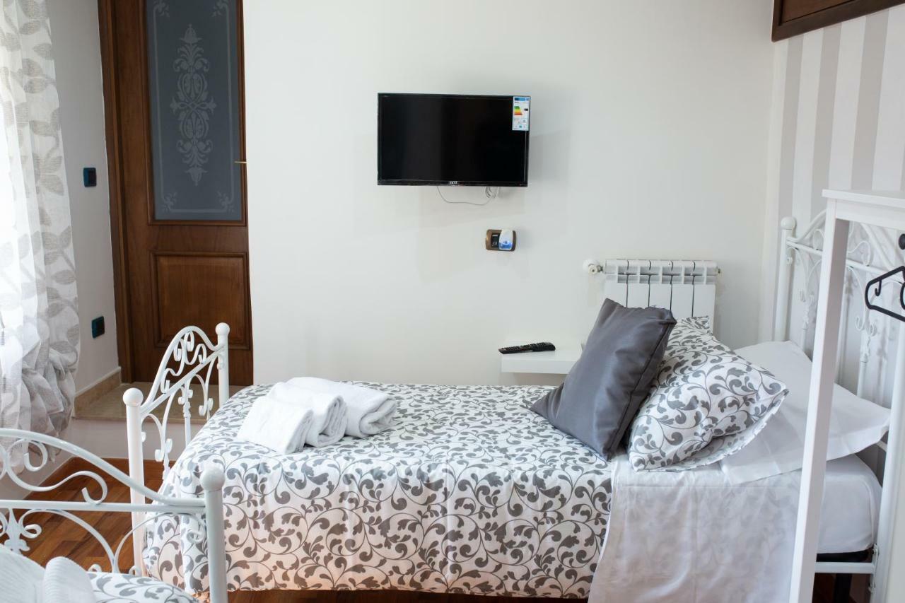 Dimora De Curtis Apartment Napoli Bagian luar foto